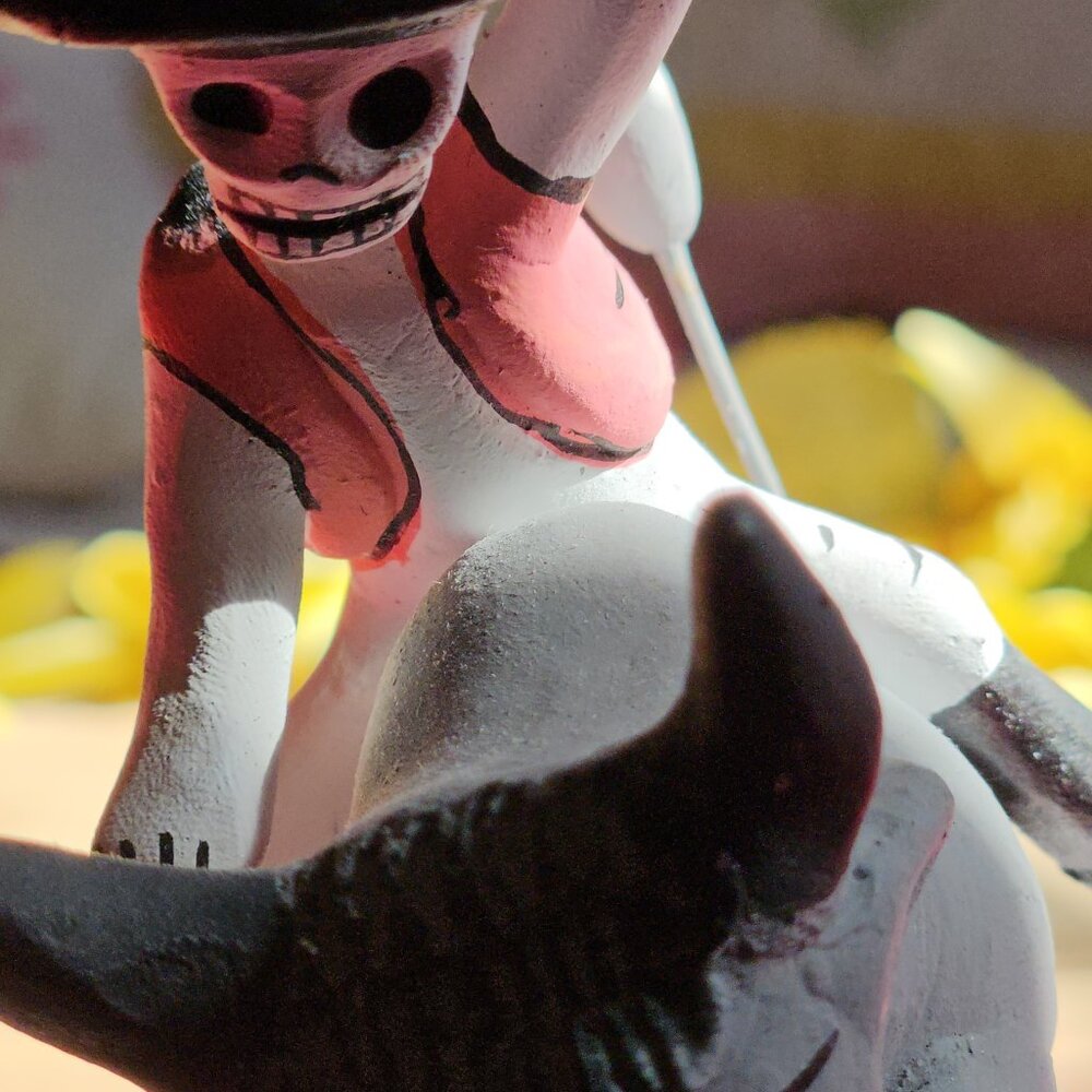 VINTAGE OAXACAN BULL RIDER SCULPTURE - Picture 2 of 5
